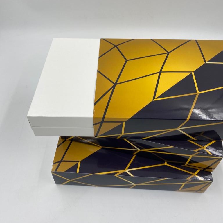 Siyah ve Gold  Özel Tasarım Karton Kutu 