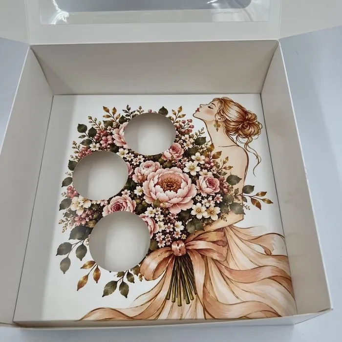 Çiçek ve kadın illüstrasyonlu pencereli 3'lü cupcake kutusunun içi