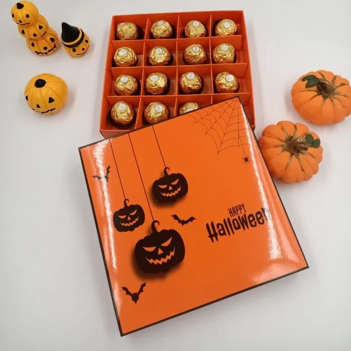 Altın folyolu çikolatalarla dolu, kapağında balkabağı ve yarasa desenli 16 bölmeli Halloween kutusu