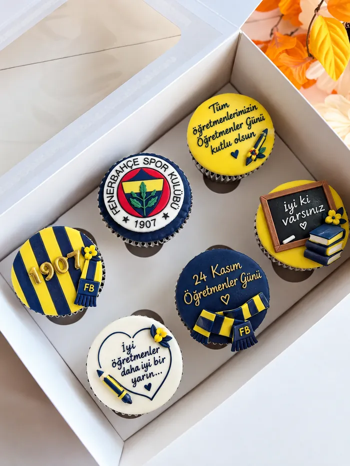 Öğretmenler Günü için takım renkli mesajlı cupcake'ler, pencereli cupcake kutusunda