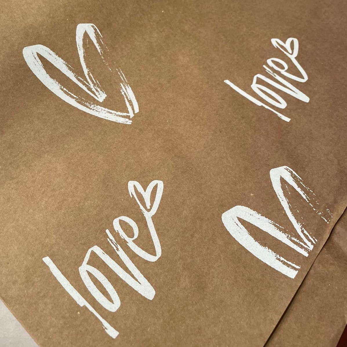Love Yazılı ve Kalp Desenli Kraft Kağıt