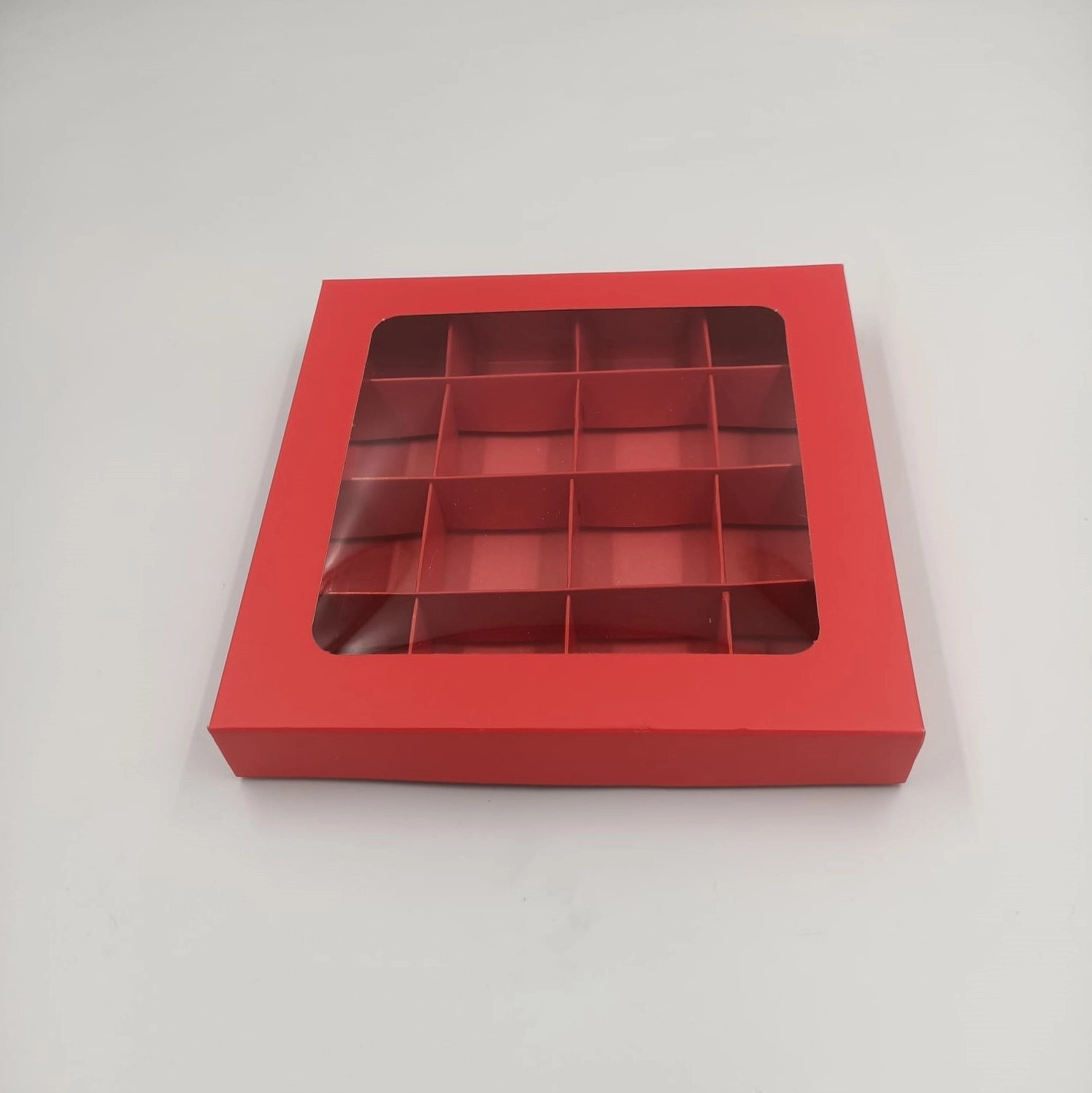 16 Bölmeli Pencereli Karton Çikolata Kutusu – Lokum, Makaron ve Hediyelik Sunum Kutusu