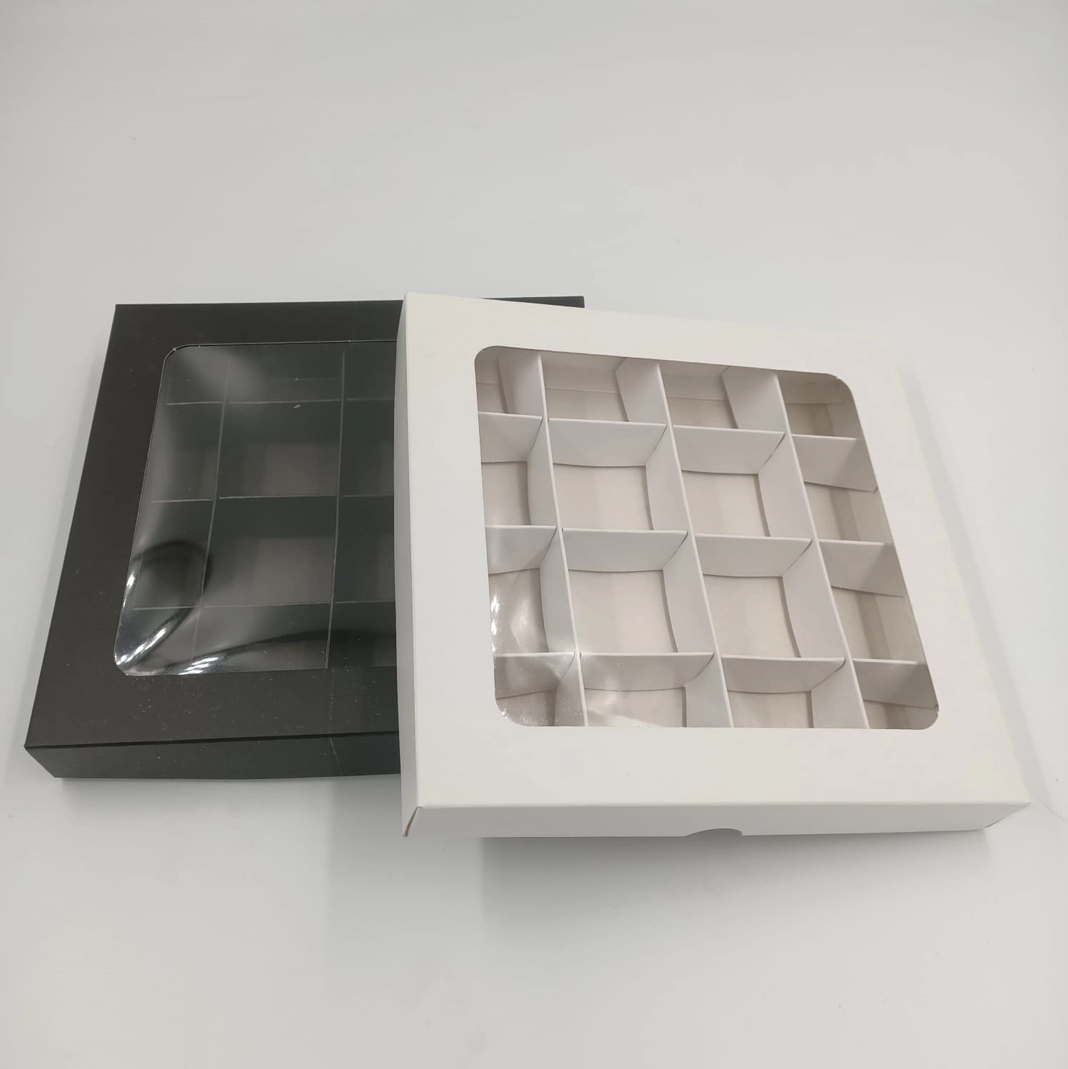 16 Bölmeli Pencereli Karton Çikolata Kutusu – Lokum, Makaron ve Hediyelik Sunum Kutusu