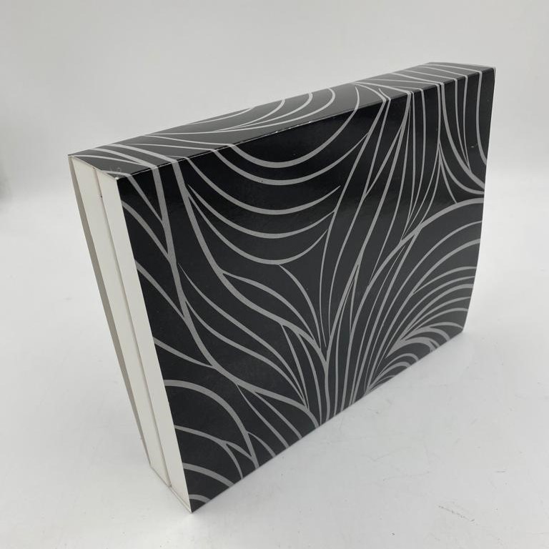 Siyah ve Gümüş Özel Tasarım Karton Kutu 