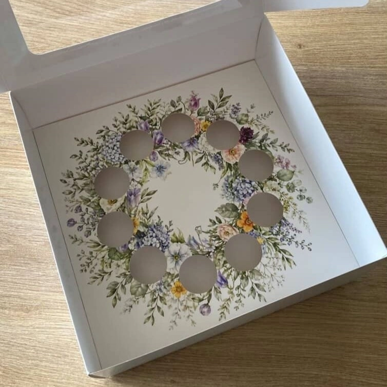 Çiçekli Çelenk Tasarımlı 10’lu Mini Cupcake Kutusu – Çiçek Desenli Şeffaf Kapaklı