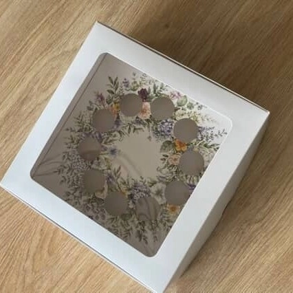 Çiçekli Çelenk Tasarımlı 10’lu Mini Cupcake Kutusu – Çiçek Desenli Şeffaf Kapaklı