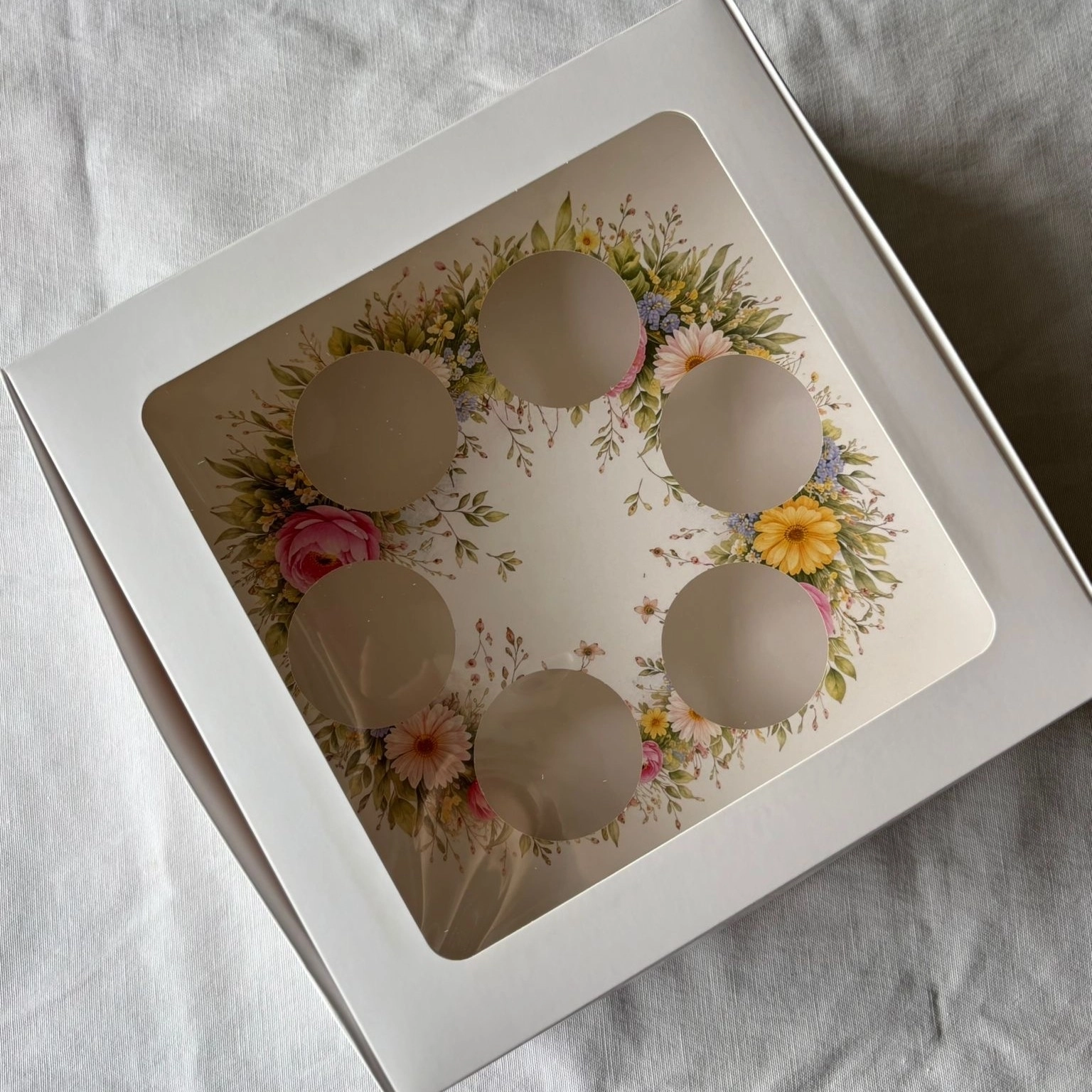 Çiçek Çelenk Desenli 6’lı Cupcake Kutusu – Pencereli, Buket Sunum İçin