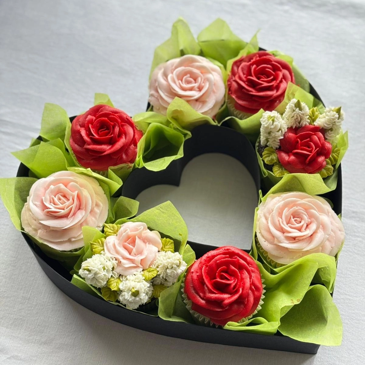 Kalp Şeklinde Çiçek Cupcake Kutusu