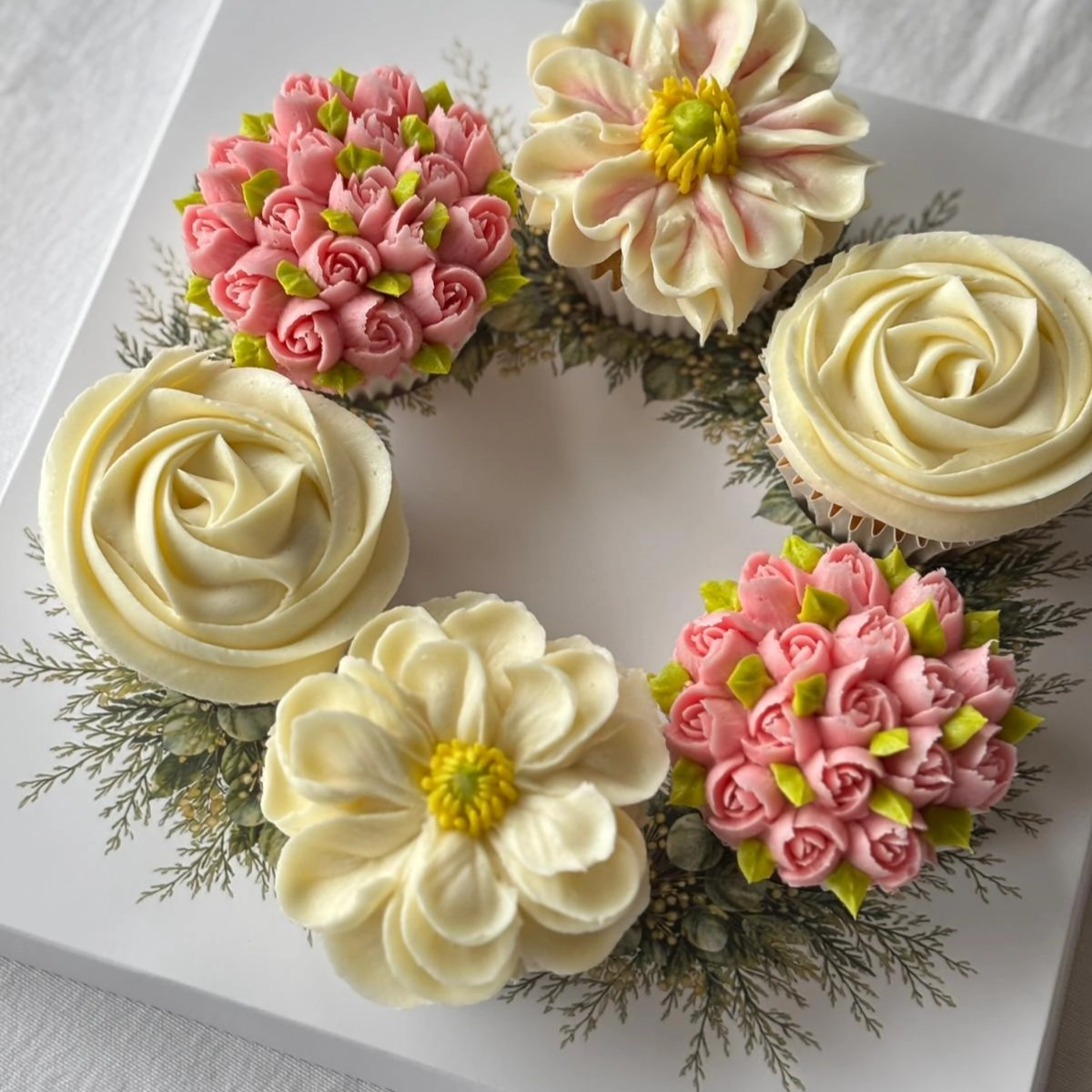 Çelenk Baskılı 6 Bölmeli Çiçek Cupcake Kutusu