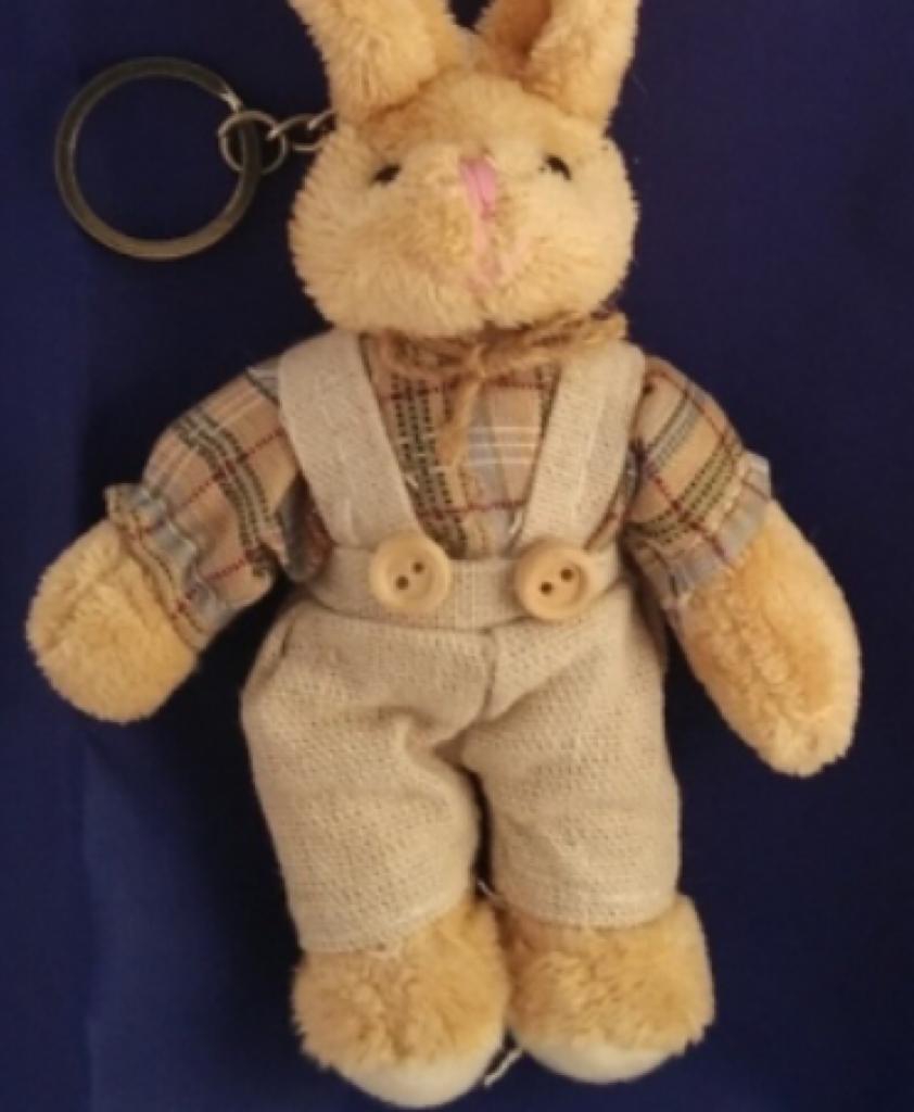 Erkek Elbiseli Kahverengi Tavşan Anahtarlık 14 cm