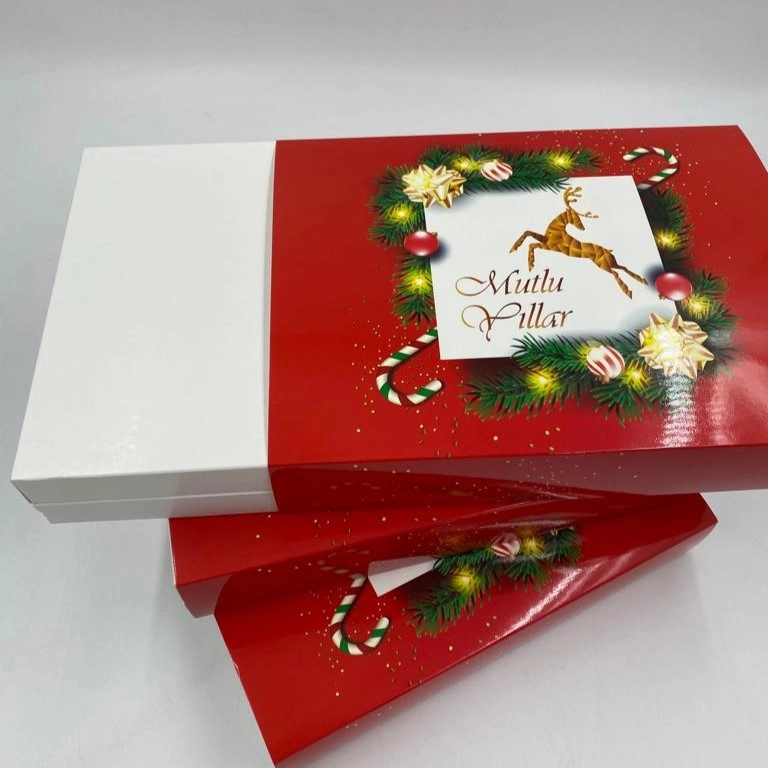 Yılbaşı Özel Tasarım Kapaklı Hediyelik Kutu – 19,5x25,5x5,5 cm | Mutlu Yıllar Desenli