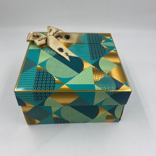 Gold Detaylı Geometrik Desenli Karton Kutu