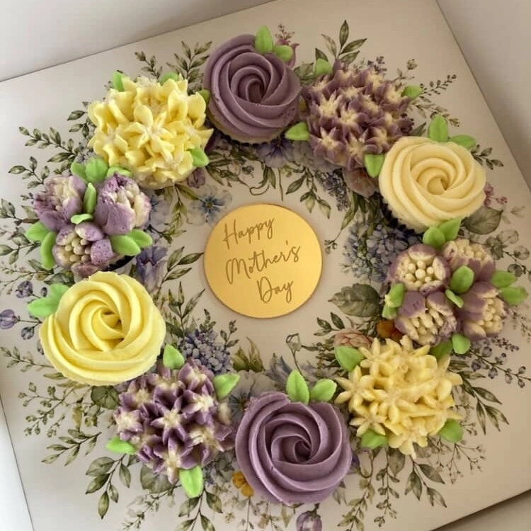 Çiçekli Çelenk Tasarımlı 10’lu Mini Cupcake Kutusu – Çiçek Desenli Şeffaf Kapaklı
