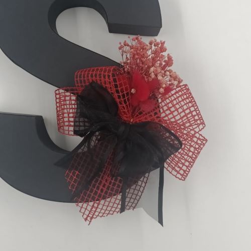 Kırmızı ve Siyahın Uyumu ile Hediye Paketi Süsü