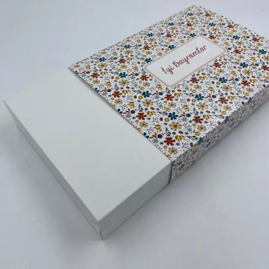  İyi Bayramlar Desenli Kapaklı Karton Kutu  