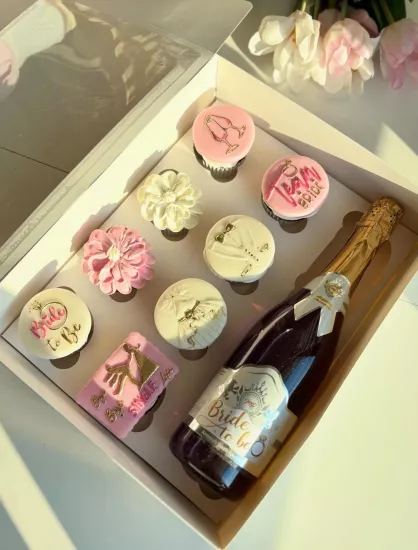 Şişe ve Cupcake Hediye Kutusu  