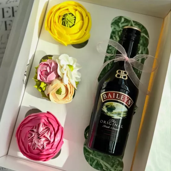 Şişe ve Cupcake Hediye Kutusu  