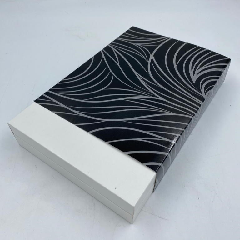Siyah ve Gümüş Özel Tasarım Karton Kutu 